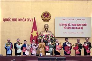 Phó Chủ tịch Quốc hội Nguyễn Thị Thanh dự Lễ Công bố, trao Nghị quyết của UBTVQH về công tác cán bộ